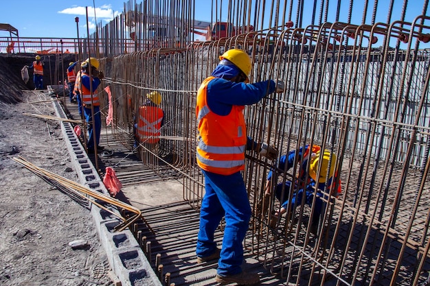 Grande construction, ponts, bâtiments, exécution industrielle de la fondation et du bétonnage.