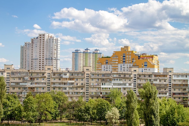 Grande cour de paysage urbain devant les maisons