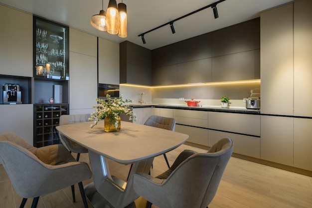 Grande cuisine et salle à manger luxueuses grises modernes dans le studio