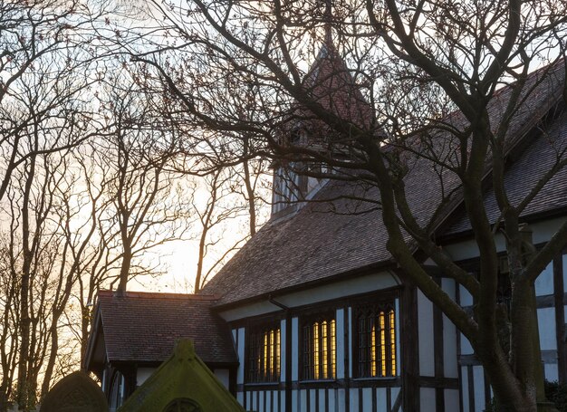 Photo grande église d'altcar au coucher du soleil