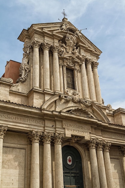 Grande église au centre de Rome Italie