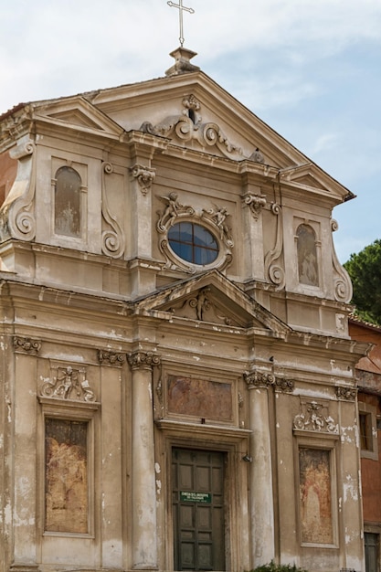 Grande église au centre de Rome Italie