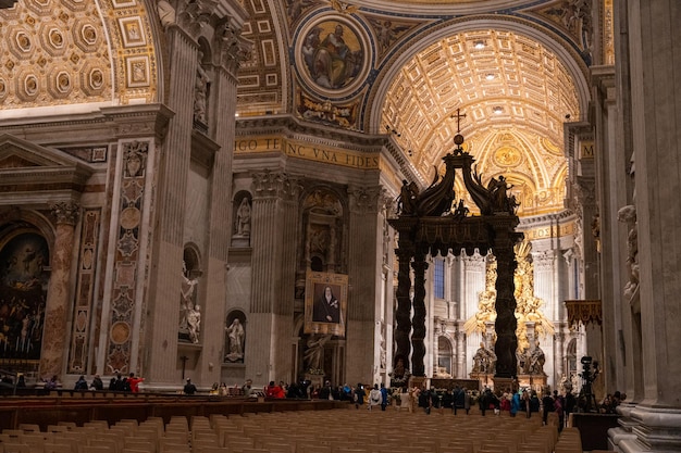 Une grande église avec beaucoup de gens à l'intérieur.