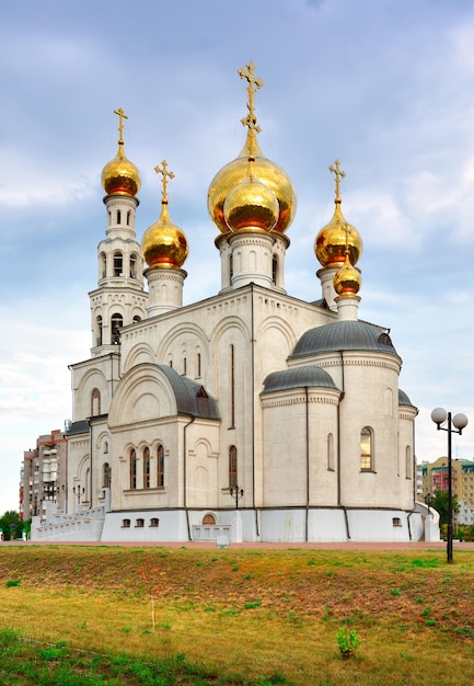 Une grande église orthodoxe avec des dômes dorés dans le style architectural russe Khakassie Sibérie Russie