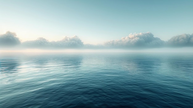 Une grande étendue d'eau entourée de nuages