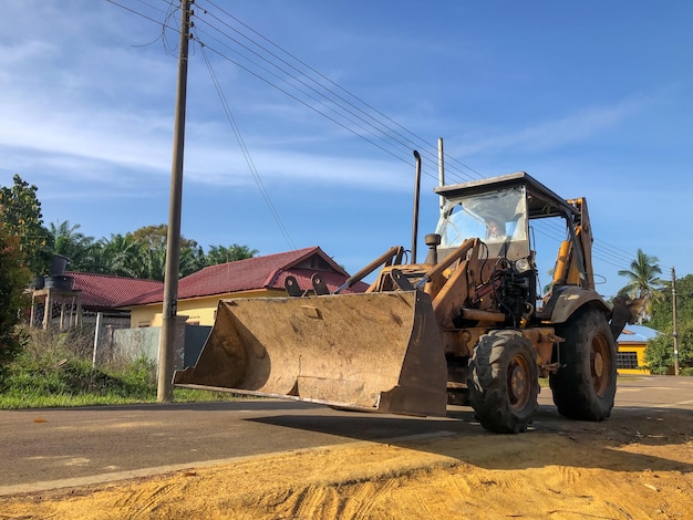 Grande excavatrice dans la rue sur le chantier de construction