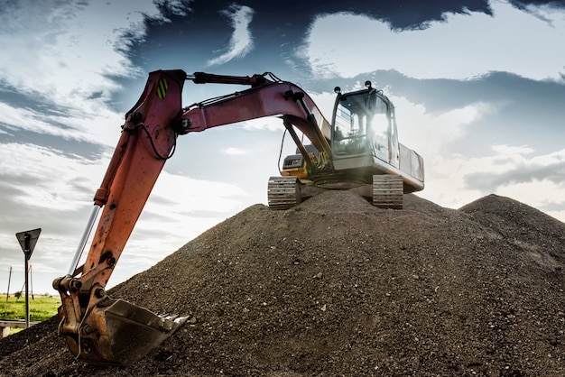 La grande excavatrice sur les hauteurs