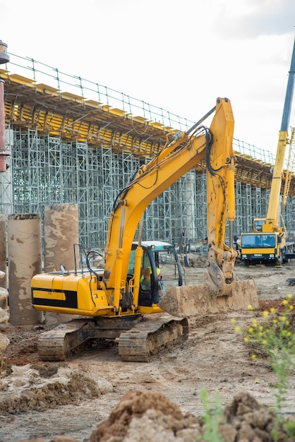 Grande excavatrice jaune avec godet avant sur le chantier