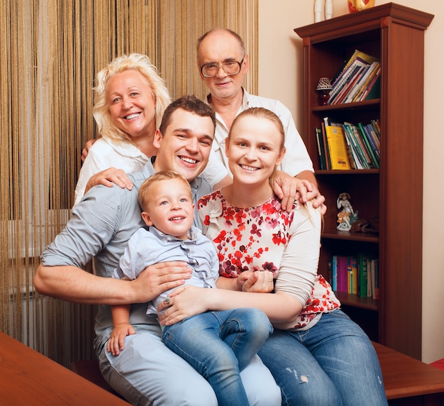 Grande famille heureuse à la maison