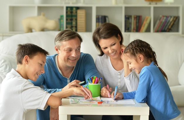 Grande famille heureuse réunissant