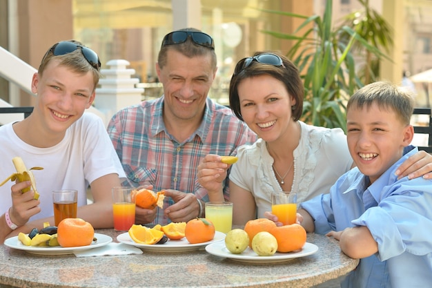 Grande famille prenant le petit déjeuner, mère, père et frères