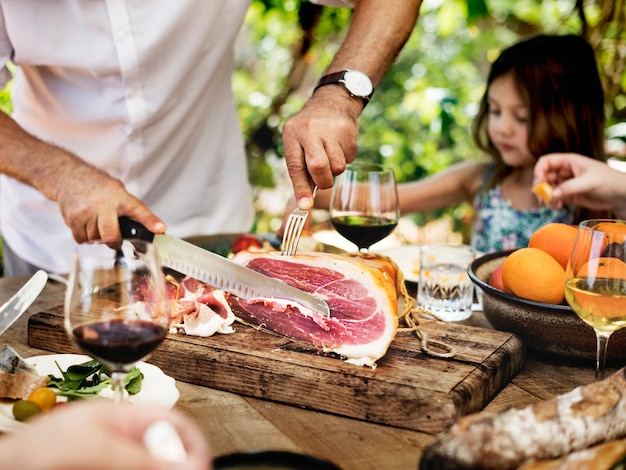 Grande famille en train de dîner dans la véranda