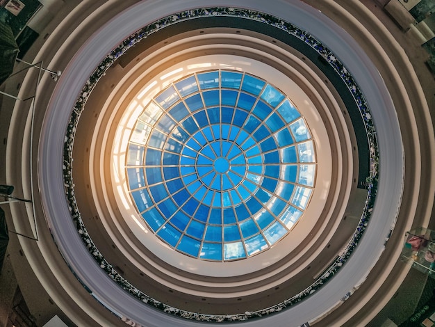 Photo grande fenêtre ronde au plafond du complexe commercial