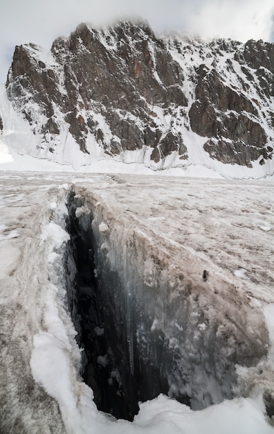 Grande fissure dans la glace près des montagnes