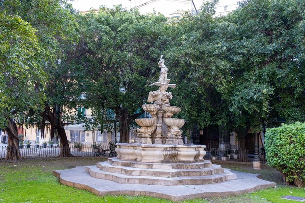 Une grande fontaine avec une statue d'une femme au milieu