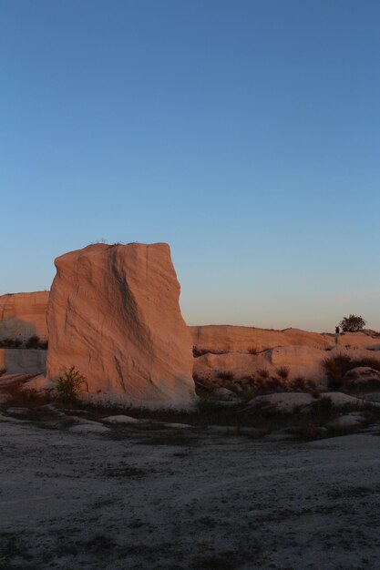 Une grande formation rocheuse dans un désert