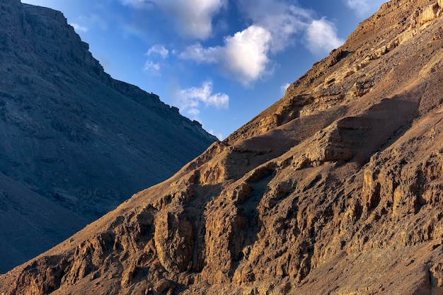 Grande formation de sel dans une vallée entre deux chaînes de montagnes Mer Morte en Jordanie Ciel bleu au-dessus des montagnes Sodome et Gomorrhe du désert du Néguev Israël Deadsea Rocky range hills Sodome nuages moelleux