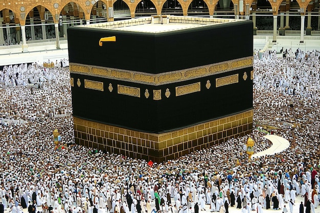 Une grande foule se rassemble autour de la Ka'bah à La Mecque, en Arabie Saoudite.