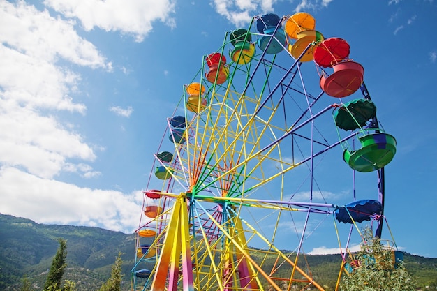 Grande grande roue contre le ciel bleu