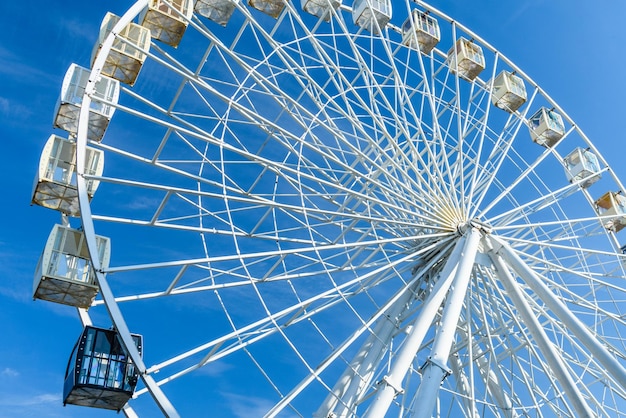 Grande grande roue contre le ciel bleu