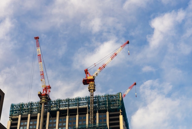 Grande grue et chantier de construction avec un ciel bleu