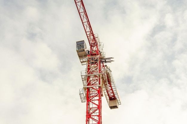 Une grande grue à tour contre le ciel.