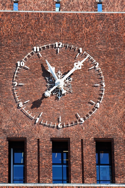 Photo grande horloge sur l'hôtel de ville radhuset oslo norvège