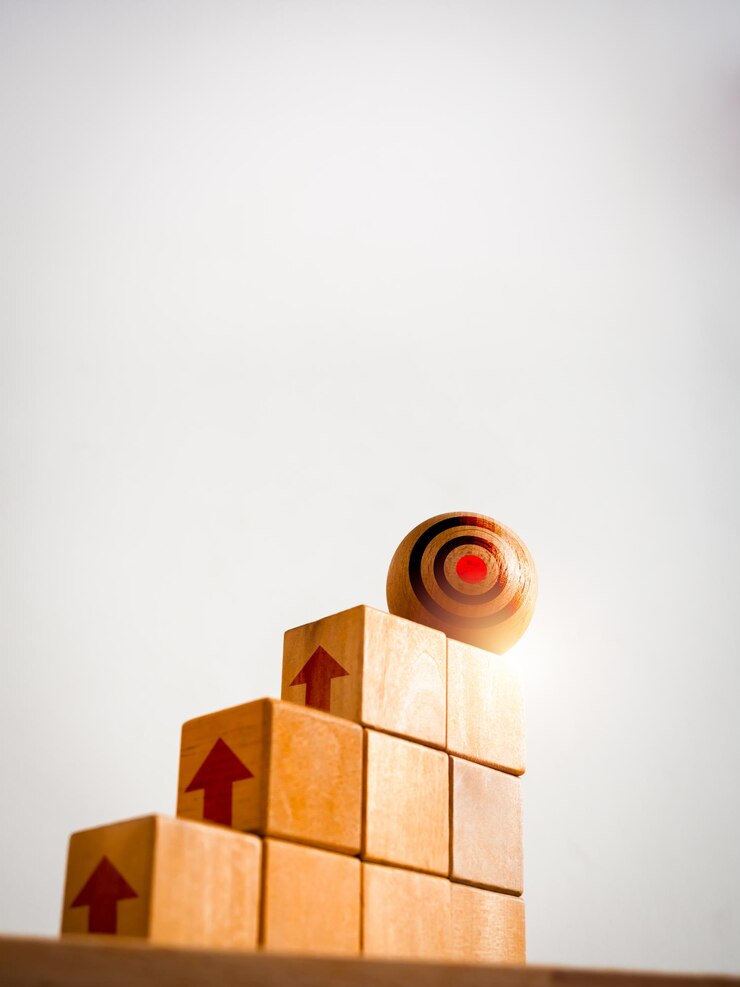 Photo grande icône de cible sur une sphère en bois au-dessus des blocs de cube graphique à barres étapes avec des flèches vers le haut symbole sur fond vertical blanc revenus d'investissement revenus de profit objectif concepts de croissance d'entreprise