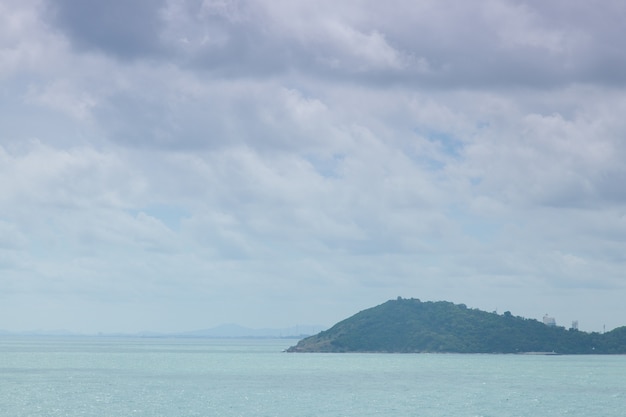 Grande île dans la mer.