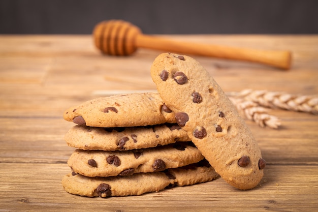 Photo grande image de cookies aux pépites de chocolat sur une table en bois