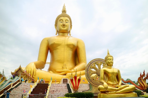 La grande image du Bouddha doré assis de 92 mètres de haut au temple Wat Muang dans la province d'Angthong