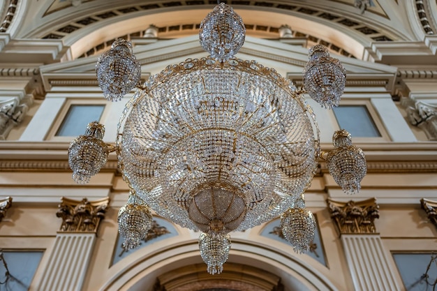 Grande lampe en verre accrochée au plafond de l'immense basilique cathédrale del Pilar Zaragoza