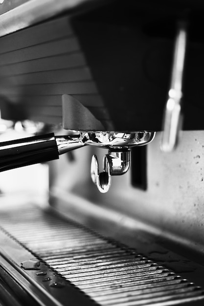 Grande machine à café dans le café de la rue