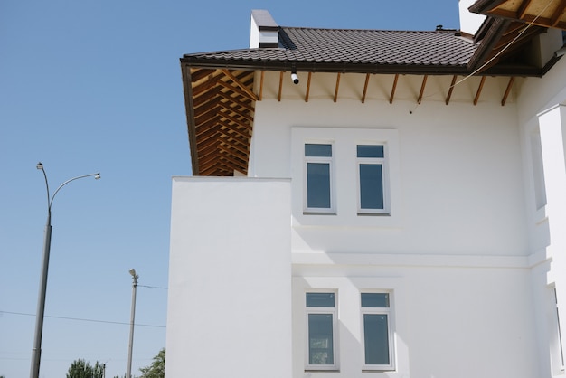 Grande maison de campagne blanche à deux étages