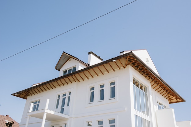 Grande maison de campagne blanche à deux étages