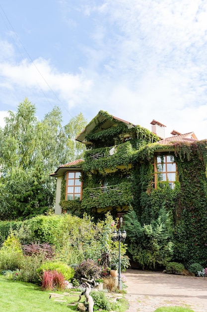 Grande maison de campagne envahie de verdure Logement écologique Bel immeuble pour la vie des gens