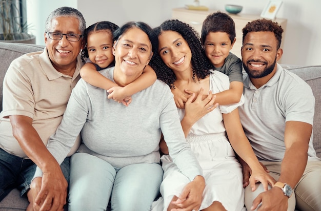 Grande maison familiale et sourire heureux sur un canapé de salon avec bonheur et amour Portrait d'une mère grand-parent et d'enfants du Mexique souriant sur un canapé de maison avec un câlin d'enfants