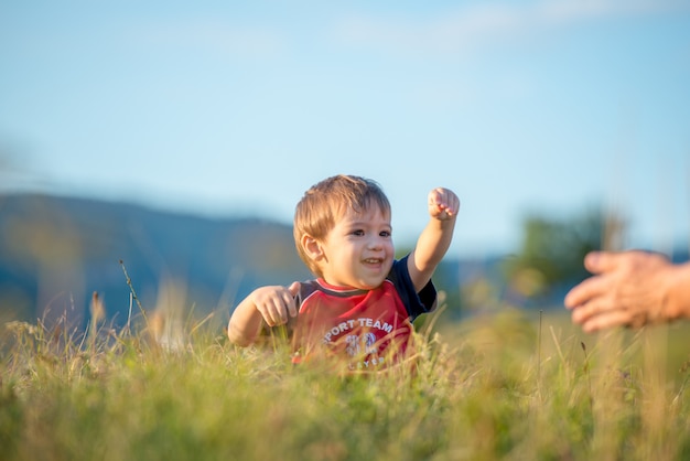 Grande mère jouant avec son petit-fils