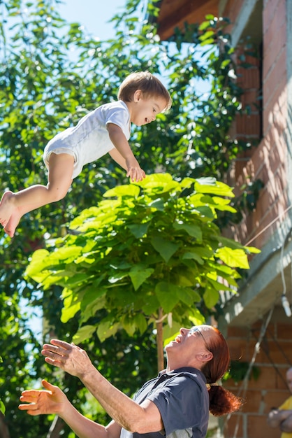 Grande mère jouant avec son petit-fils