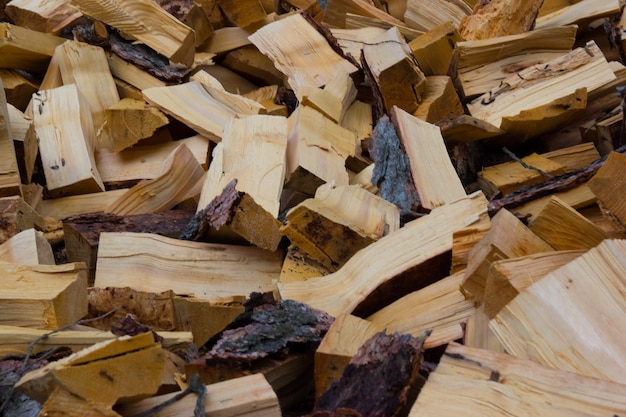 Une Grande Montagne De Bois De Chauffage Dans Le Village. Préparation Pour L'hiver.