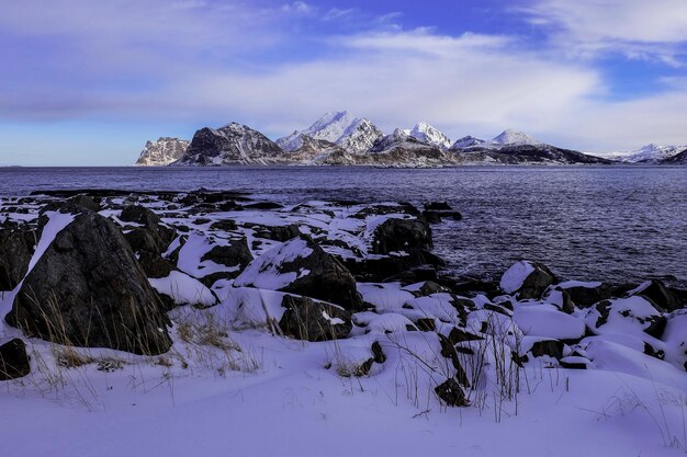 La grande montagne et la mer sur la plage de Myrland