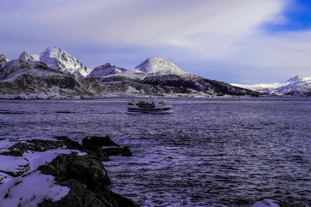 La grande montagne et la mer sur la plage de Myrland