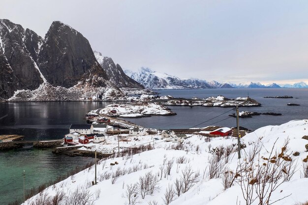 La grande montagne et la petite île sont situées sur les îles Lofoten