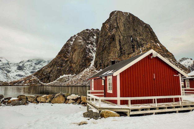 La grande montagne et les petites cabanes de pêcheurs du village de Hamny aux îles Lofoten