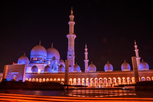 Grande Mosquée d'Abu Dhabi la nuit. Vue panoramique de l'extérieur de la mosquée Sheikh Zayed aux Émirats arabes unis avec un éclair épique.