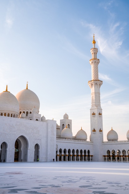 Grande Mosquée d'Abu Dhabi le soir au coucher du soleil. Panorama de l'extérieur de la mosquée Sheikh Zayed aux Émirats arabes unis.