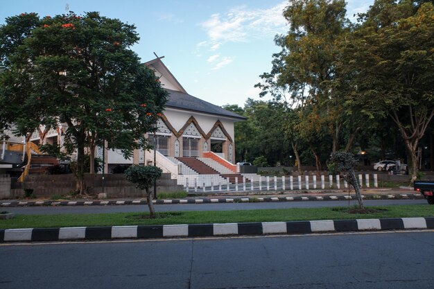 Une grande mosquée dans le district de Bandung au bord de la route