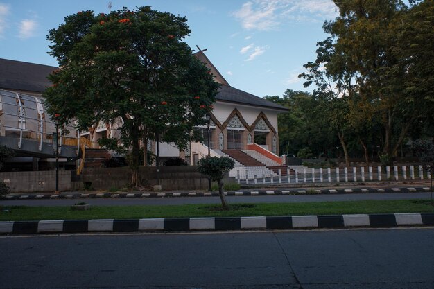 Une grande mosquée dans le district de Bandung au bord de la route