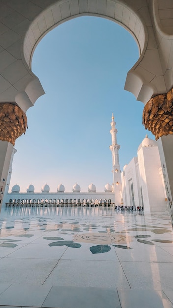 La grande mosquée sheikh zayed est vue à travers une porte.