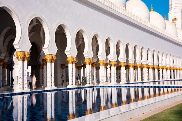 Grande Mosquée Sheikh Zayed de marbre blanc à Abu Dhabi UAE